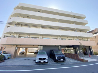 【外観】 | 手入れの行き届いた外壁やエントランスなど、「見ればわかる」レベルで清潔感を保ったマンションです。築年数を感じさせない姿で皆様をお出迎えします。～即日のご見学可能～　お問合せはお気軽にどうぞ。