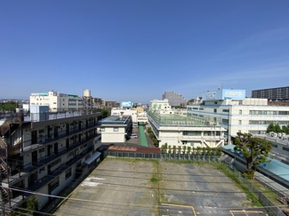 【展望】 | 眼前に広がる空の雄大さと、このお部屋の自慢の一つである「眺望」をご覧ください。毎日、この景色を独り占めできる新生活に夢が広がります。～即日のご見学可能～　お問合せはお気軽にどうぞ。
