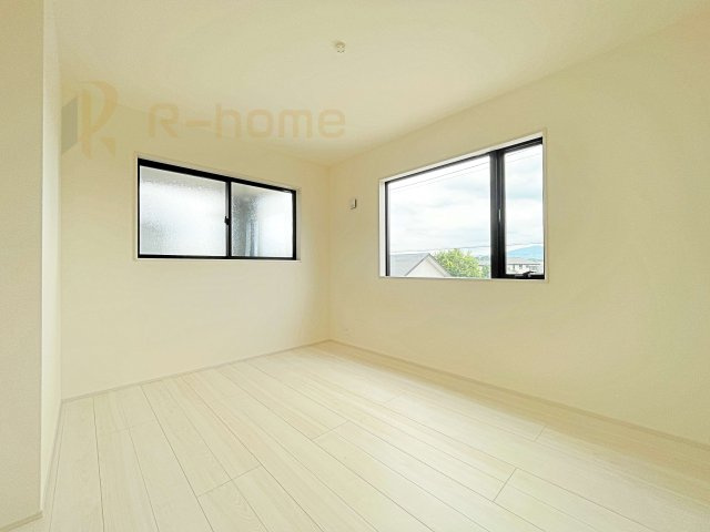 笠間市笠間第10　新築戸建て　1号棟の洋室|2面窓の風通しの良い洋室です♪差し込む暖かな陽当たりで、室内がくつろげる空間に早変わりです♪