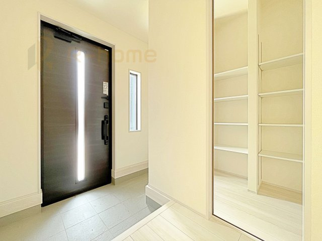 笠間市笠間第10　新築戸建て　1号棟の玄関|玄関には便利なシューズクロークを設置。アウトドア用品やベビーカーなどの収納に役立ちますね♪