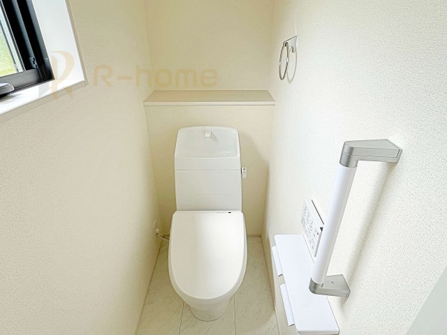 笠間市笠間第10　新築戸建て　1号棟のトイレ|温水洗浄便座付きのトイレ。
トイレが２ヵ所設置で朝の忙しい時間でも安心です。