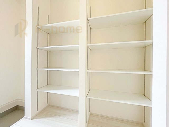 笠間市笠間第10　新築戸建て　1号棟の玄関|たっぷり収納できるシューズクローク！可動棚付きでスニーカーやブーツも綺麗に収納♪