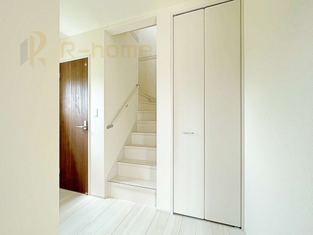 笠間市笠間第10　新築戸建て　1号棟の収納|掃除機などの収納に便利なホール収納！