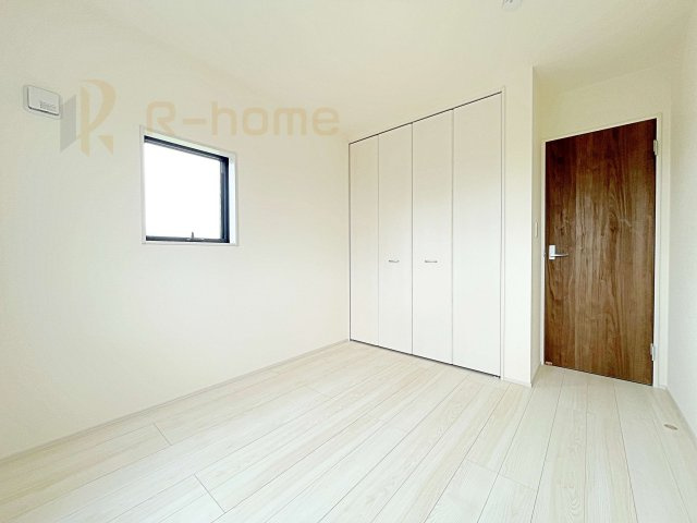 笠間市笠間第10　新築戸建て　1号棟の洋室|どんな部屋家具も合わせやすいシンプルな洋室！
たっぷりの日差しと心地よい風が舞い込む住まい♪