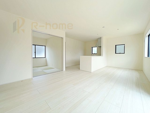 笠間市笠間第10　新築戸建て　1号棟の居間・リビング|広くて明るいＬＤＫ♪ ゆったりくつろげるリビングスペースで、ご家族皆様の笑顔が溢れます。