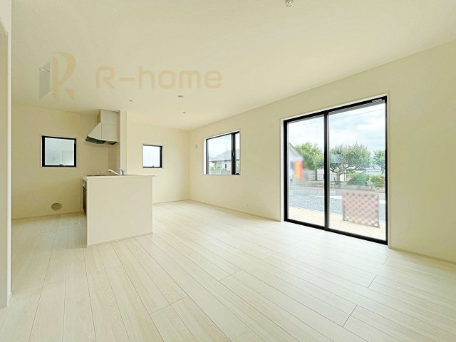 笠間市笠間第10　新築戸建て　1号棟の居間・リビング|リビングには開口部を可能な限り多く設けました。人が集まる場所なので開放感が必要な場所だと思います。