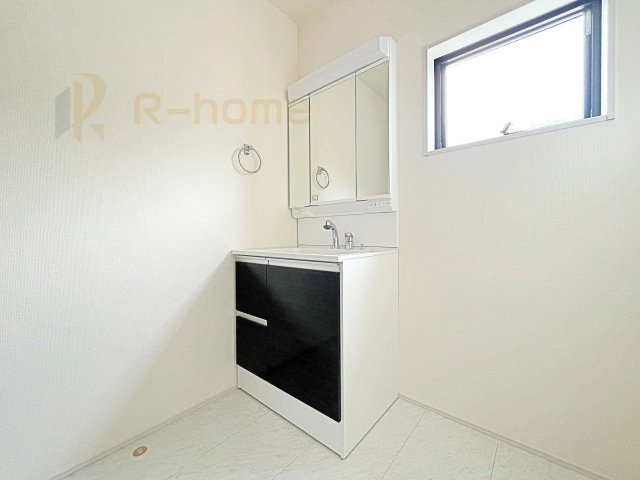 笠間市笠間第10　新築戸建て　1号棟の洗面所|清潔感溢れる洗面台は嬉しい三面鏡付き。洗剤や歯ブラシなどもすっきり収納できます♪