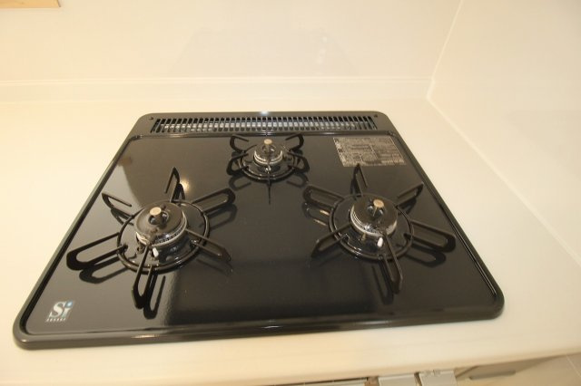 クレイドルガーデン第1　1号棟のキッチン|3口コンロ