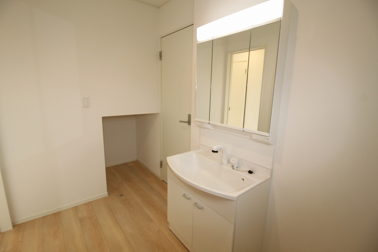 クレイドルガーデン第1　1号棟の独立洗面台|階段下収納