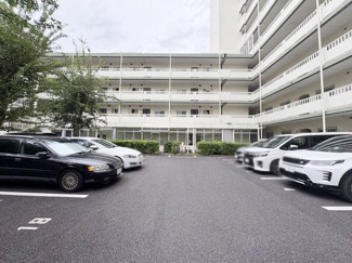 【駐車場】 | マンションの駐車場スペース。空きの有無や駐車料金、サイズ規定などについては、改めてお問い合わせください。～即日のご見学可能～　お問合せはお気軽にどうぞ。