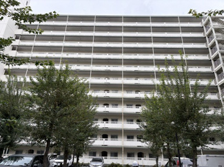 【外観】 | 手入れの行き届いた外壁やエントランスなど、「見ればわかる」レベルで清潔感を保ったマンションです。築年数を感じさせない姿で皆様をお出迎えします。～即日のご見学可能～　お問合せはお気軽にどうぞ。