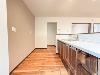 【居間・リビング】 | 【キッチン　CG家具設置イメージ】
※画像に含まれる家具家電はCGで作成したイメージです。実際の物件には付帯しません。