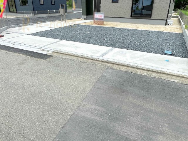 笠間市笠間第10　新築戸建て　2号棟の駐車場|カースペースは3台完備。ゲスト用のスペースも確保できますね♪