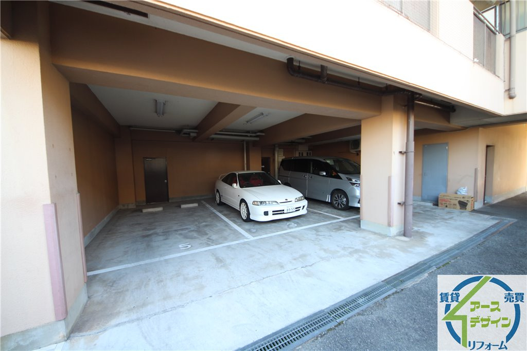 カーサ王塚台の駐車場|※類似部屋