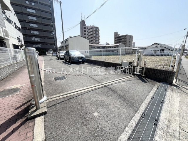 大阪市鶴見区浜３丁目の賃貸マンションの駐車場