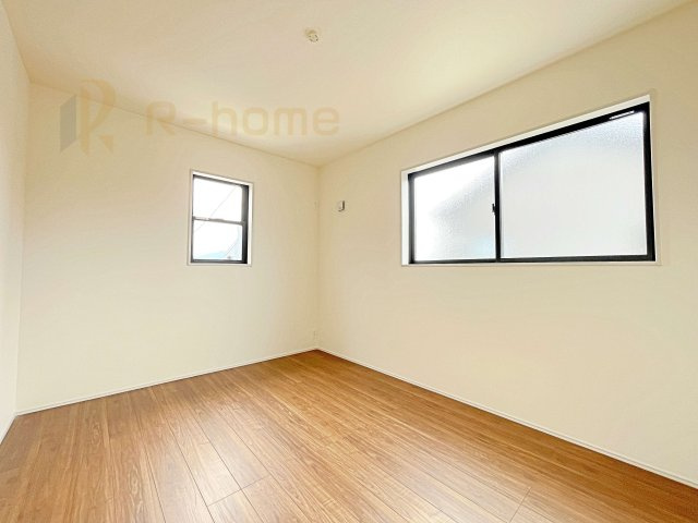 笠間市笠間第10　新築戸建て　4号棟の洋室|2面窓の風通しの良い洋室です♪差し込む暖かな陽当たりで、室内がくつろげる空間に早変わりです♪