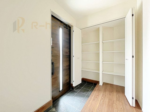 笠間市笠間第10　新築戸建て　4号棟の玄関|気持ちよくご家族やゲストを送迎できる穏やかな雰囲気の玄関♪大きな下駄箱で玄関廻りスッキリ♪