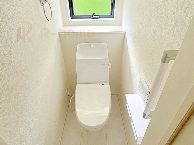 笠間市笠間第10　新築戸建て　4号棟のトイレ|温水洗浄便座付きのトイレ。
トイレが２ヵ所設置で朝の忙しい時間でも安心です。
