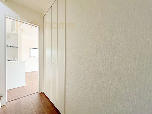 笠間市笠間第10　新築戸建て　4号棟の収納|掃除機などの収納に便利なホール収納！