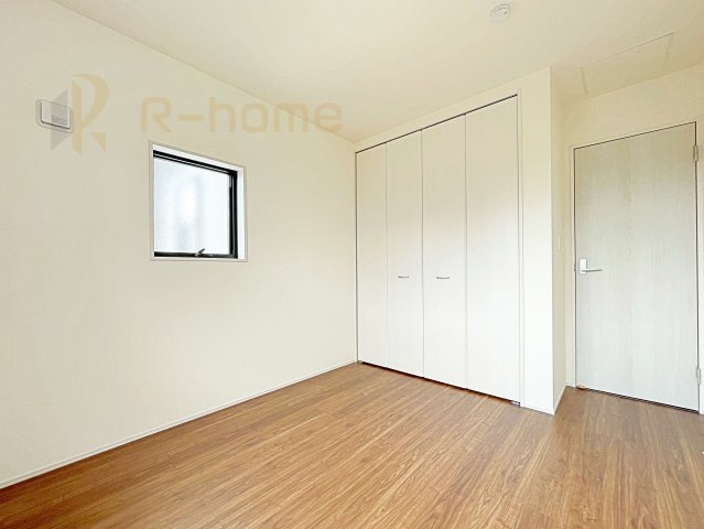 笠間市笠間第10　新築戸建て　4号棟の洋室|どんな部屋家具も合わせやすいシンプルな洋室！
たっぷりの日差しと心地よい風が舞い込む住まい♪