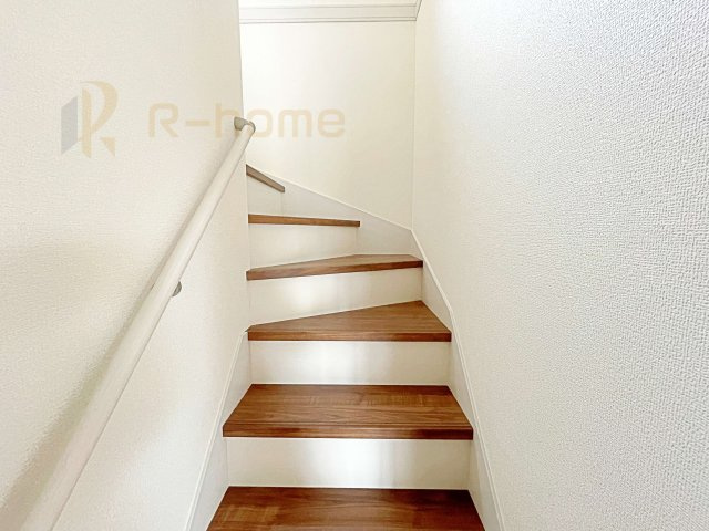 笠間市笠間第10　新築戸建て　4号棟の内装|手すりのついた階段！
小さなお子様の利用も一安心です♪