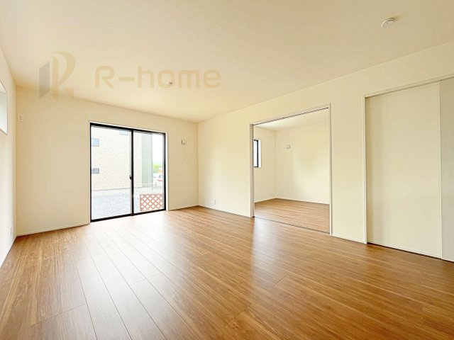 笠間市笠間第10　新築戸建て　4号棟の居間・リビング|たっぷりの陽光が注ぎ込む明るいリビング♪隣接の洋室を開放すると更なる大空間に変身♪