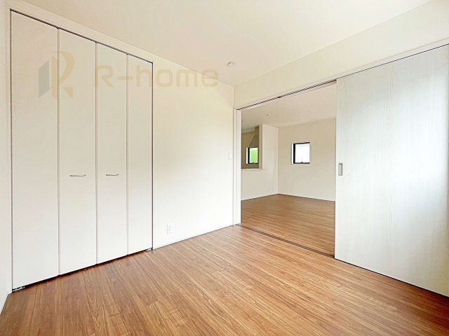 笠間市笠間第10　新築戸建て　4号棟の洋室|1階洋室はゲストルーム、キッズスペースとしても利用可能♪
開放してリビングと繋げればゆとりの大空間！