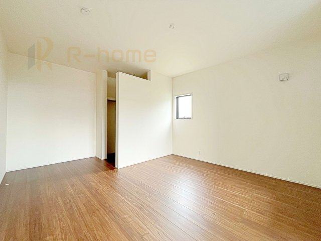 笠間市笠間第10　新築戸建て　4号棟の洋室|収納便利なウォークインクローゼット付きの洋室♪
明るく風通しの良いお部屋です♪