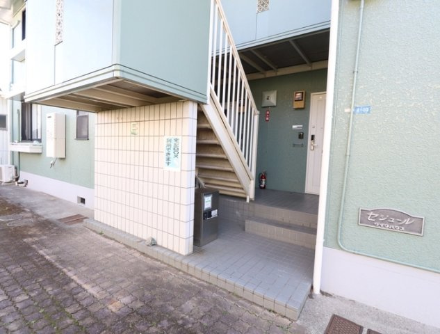 熊本市南区平成１丁目のアパートのエントランス