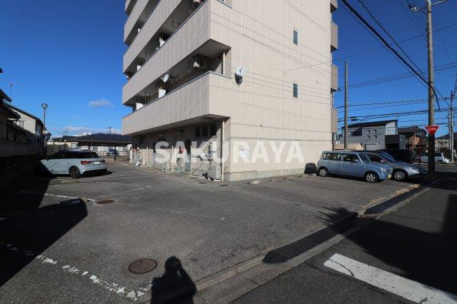 メゾンQの駐車場