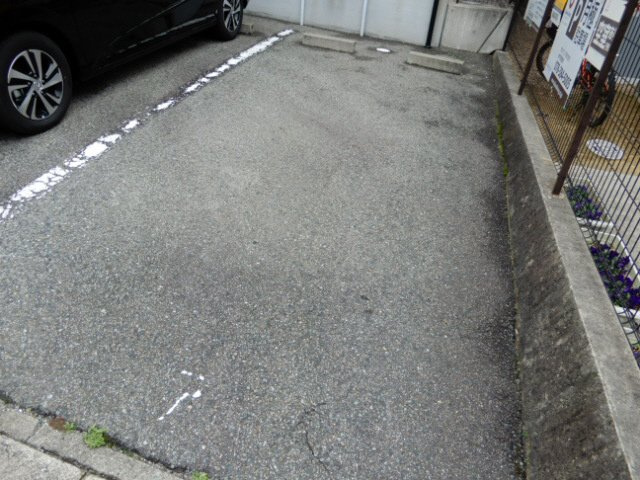 グランディールＮＫＴ　２棟の駐車場