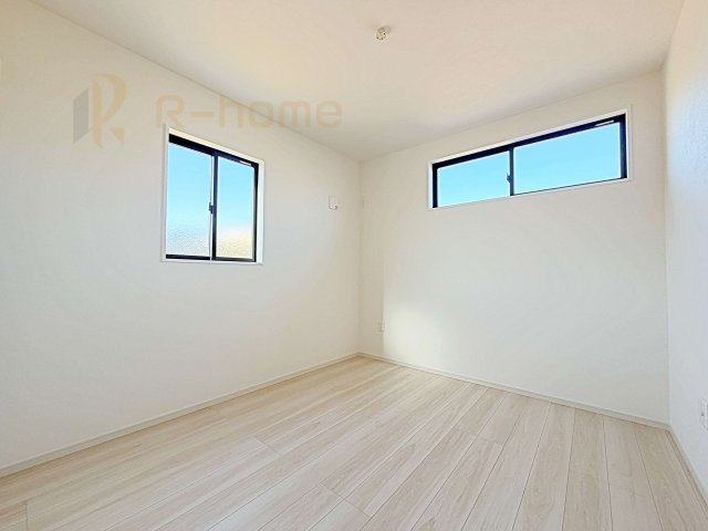 ひたちなか市中根12期　新築戸建て　1号棟の洋室|2面窓の風通しの良い洋室です♪差し込む暖かな陽当たりで、室内がくつろげる空間に早変わりです♪