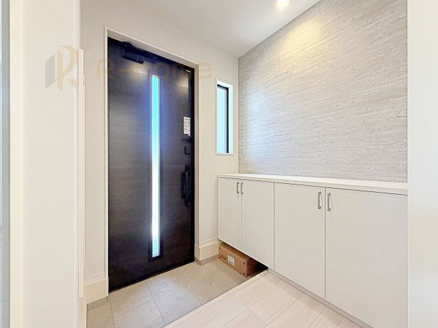 ひたちなか市中根12期　新築戸建て　1号棟の玄関|気持ちよくご家族やゲストを送迎できる穏やかな雰囲気の玄関♪大きな下駄箱で玄関廻りスッキリ♪