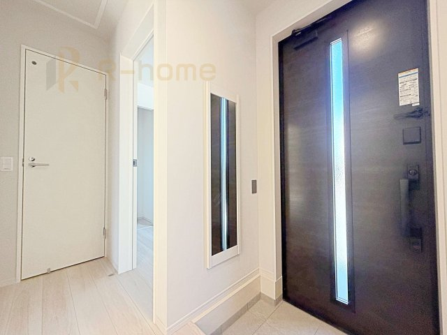 ひたちなか市中根12期　新築戸建て　1号棟の玄関|お出かけ時に嬉しいミラー付きの玄関です！