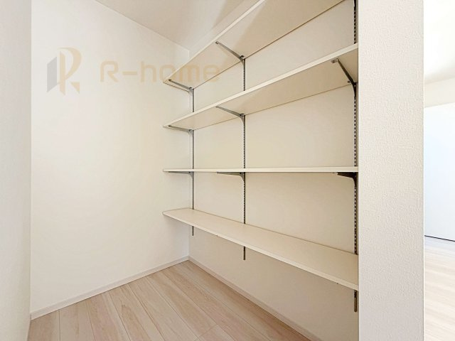 ひたちなか市中根12期　新築戸建て　1号棟の収納|キッチンにはパントリーを設置！キッチン回りの整理整頓の悩みも解決♪
