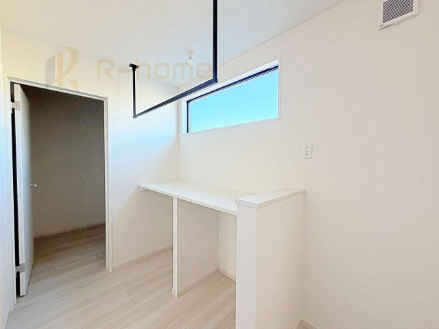 ひたちなか市中根12期　新築戸建て　1号棟の洗面所|ランドリールームに便利なカウンター付き！アイロンがけや洗濯たたみもラクラク♪