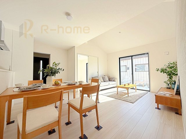 ひたちなか市中根12期　新築戸建て　1号棟の居間・リビング|広くてとっても明るいLDK♪ストック品などの収納に便利なパントリー付き♪