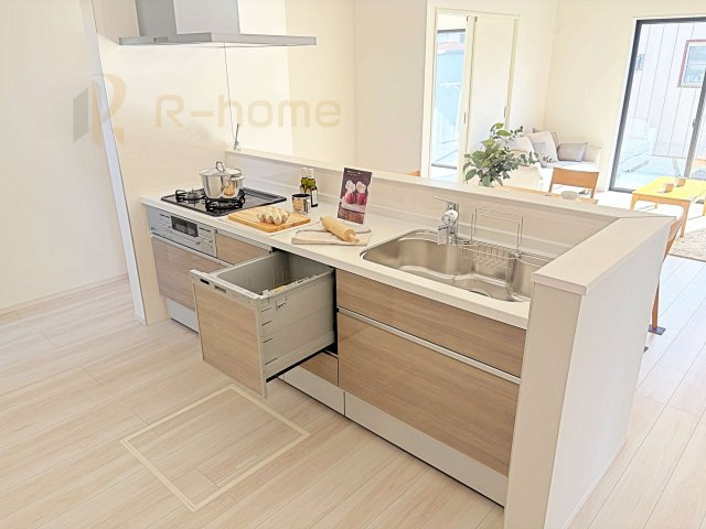 ひたちなか市中根12期　新築戸建て　1号棟のキッチン|アイランド型キッチンで家事動線◎♪毎日の家事をサポートするビルトイン食洗機付き！