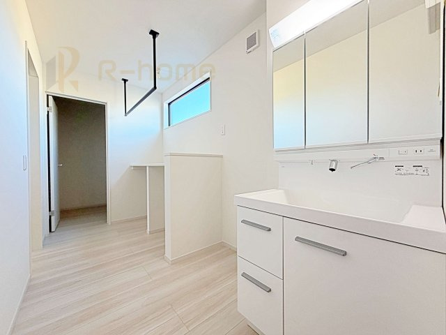 ひたちなか市中根12期　新築戸建て　1号棟の洗面所|清潔感溢れる洗面台は嬉しい三面鏡。広々としたランドリールームで身支度ラクラク♪