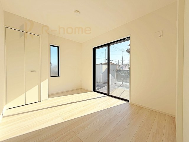 ひたちなか市中根12期　新築戸建て　1号棟の洋室|どんな部屋家具も合わせやすいシンプルな洋室！
たっぷりの日差しと心地よい風が舞い込む住まい♪