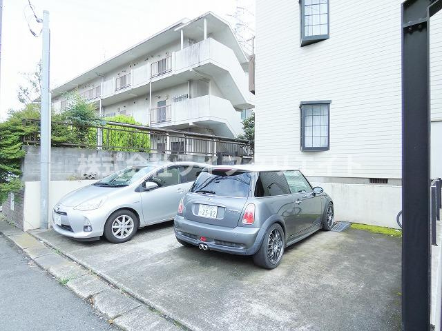 メビウス旭が丘の駐車場