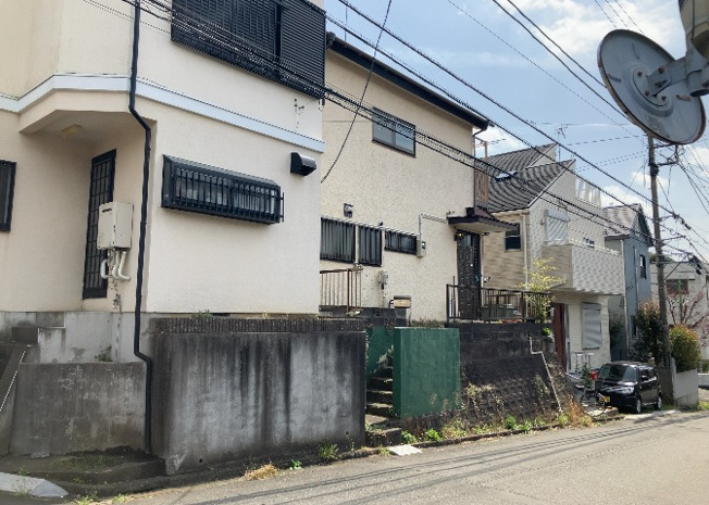 【前面道路含む現地写真】 | 住宅用の土地では前面道路に2m以上接していなければならないと法律で定められています。しかし、お持ちの車のサイズやライフスタイルなどにより、2mでは利便が悪い場合もございますので、事前に確認しましょう。