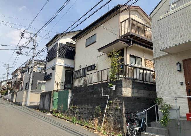 【前面道路含む現地写真】 | 道幅が広い場所は日当たりや風通が良好です。幅が広いのですれ違いも可能ですし大きな車でも駐車可能！一方で、大型車が通ることも多くなるため交通量の増加により騒音に繋がります。また土地の値段が高くなります。