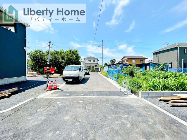 笠間市平町第4　新築戸建　1号棟の前面道路含む現地写真