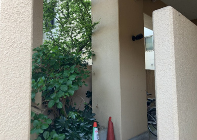 【中庭】 | アーバンヒルズ本厚木 | 中庭（パティオ）とは、一つの建築物の内部に設けられた、壁などで囲われている庭のことを指します。コの字型、ロの字型が主流ですが、L字型の中庭もあります。最近では、インテリア性の高さからも人気があります。