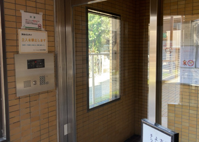 【エントランス】 | アーバンヒルズ本厚木 | マンションのエントランスには、もともと風よけや防犯の役割がありますが、マンションによって宅配ボックスなどの設備が備わっている所もあります。日々の生活をイメージしながら生活しやすさをチェックしましょう。