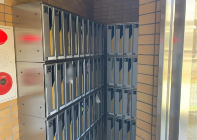 【設備】 | アーバンヒルズ本厚木 | エントランス付近に設置されている集合ポストは、住んでいる部屋と離れているため、ポストをあさるなど誰かに何かされていても被害に気づきにくいです。入居する時には他人に特定されにくい番号で鍵をかけましょう！