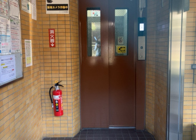 【ロビー】 | アーバンヒルズ本厚木 | ロビーというと、エントランスと何がちがうの？と思いますよね。実はロビーとエントランスには明確な決まりはありません。物件によっては、エントランスを入って広がるある程度の広さのある空間がロビーとなります。