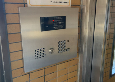 【防犯設備】 | アーバンヒルズ本厚木 | 当然のことではありますが、オートロックやセンサーライト、ホームセキュリティーなどの防犯設備があれば、小さいお子様がいるご家庭も安心ですよね！まず物件購入の際は、防犯設備もチェックするようにしましょう。