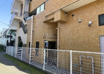 【現況写真】 | アーバンヒルズ本厚木 | 道幅が広い場所は日当たりや風通が良好です。幅が広いのですれ違いも可能ですし大きな車でも駐車可能！一方で、大型車が通ることも多くなるため交通量の増加により騒音に繋がります。また土地の値段が高くなります。